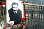 Фотография тележурналиста Владислава Листьева около телецентра «Останкино» в день его убийства, 1995 год 