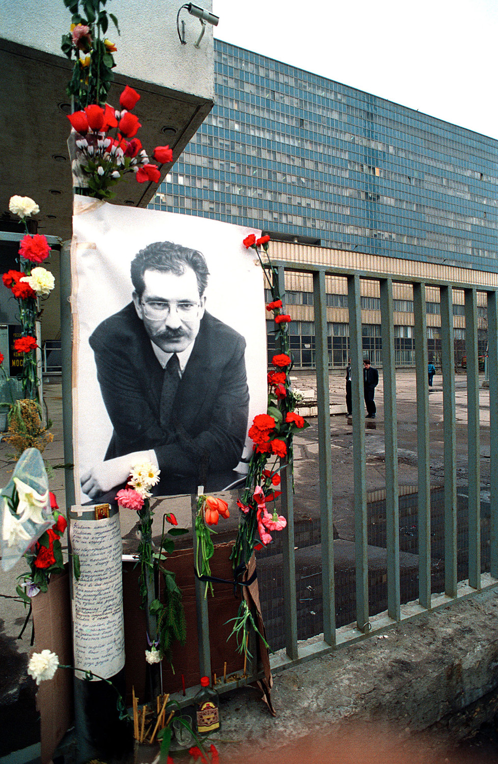 Фотография тележурналиста Владислава Листьева около телецентра «Останкино» в день его убийства, 1995 год