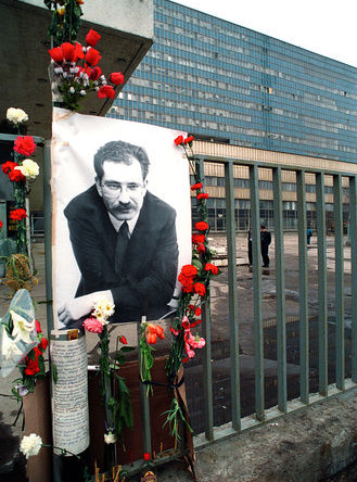 Фотография тележурналиста Владислава Листьева около телецентра «Останкино» в день его убийства, 1995 год