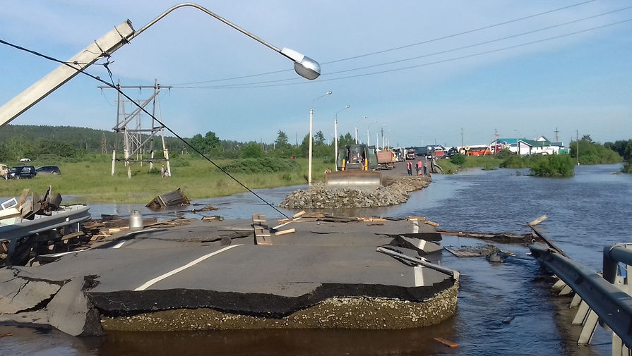 Разрушенная дорога в&nbsp;подтопленном городе Тулуне, 30 июня 2019 года