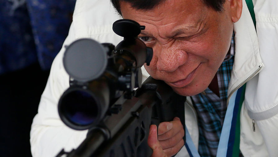 Президент Родриго Дутерте проверяет прицел снайперской винтовки на&nbsp;авиабазе Кларк на&nbsp;севере Филиппин, 2017 год