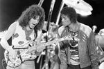 Гитарист группы Van Halen Эдди Ван Хален и певец Майкл Джексон во время концерта в Ирвинге, штат Техас, в рамках тура Джексона, 1984 год