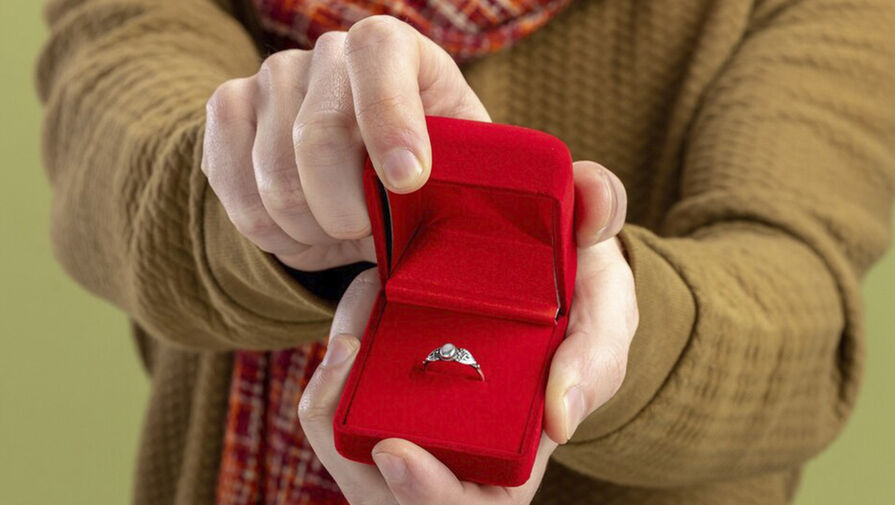 Незнакомец обманул женщину, предложив ей выйти за него замуж и пообещав дорогой подарок