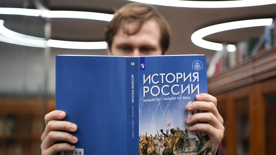 Старшеклассники из ЛНР получили учебники по истории России с разделом об СВО
