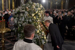Губернатор Санкт-Петербурга Александр Беглов прикладывается к иконе во время Рождественской литургии в Казанском соборе, Санкт-Петербург, 7 января 2024 года