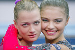 Гимнастки Светлана Хоркина и Алина Кабаева после выступления на II командном чемпионате Европы по спортивной и художественной гимнастике, где сборная России заняла первое место, 2003 год
