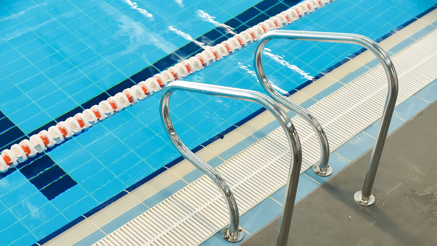 Врачи объяснили, как безопасно избавиться от воды в ухе после купания