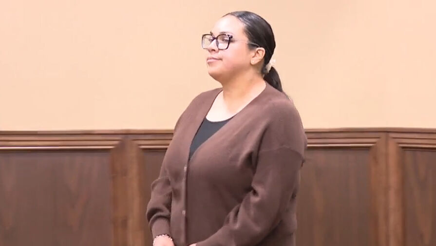 Учительницу из США обвинили в изнасиловании школьника в машине в присутствии двух подростков