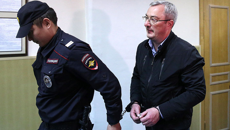 Глава Республики Коми Вячеслав Гайзер (справа) перед рассмотрением ходатайства следствия об аресте по делу об организации преступного сообщества и мошенничестве в Басманном суде