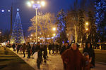 Жители города во время праздничной церемонии зажжения огней на главной елке Донецкой народной республики