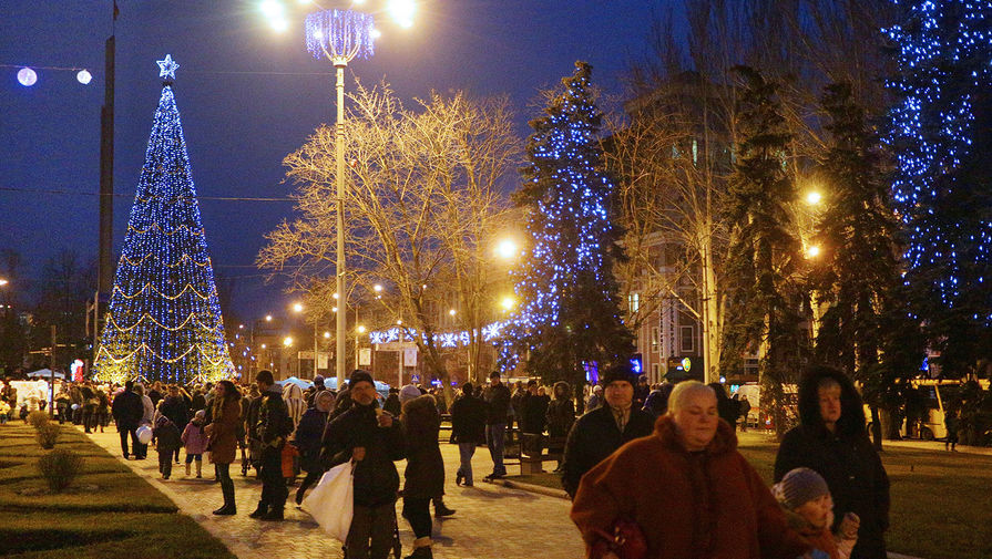 Жители города во время праздничной церемонии зажжения огней на&nbsp;главной елке Донецкой народной республики