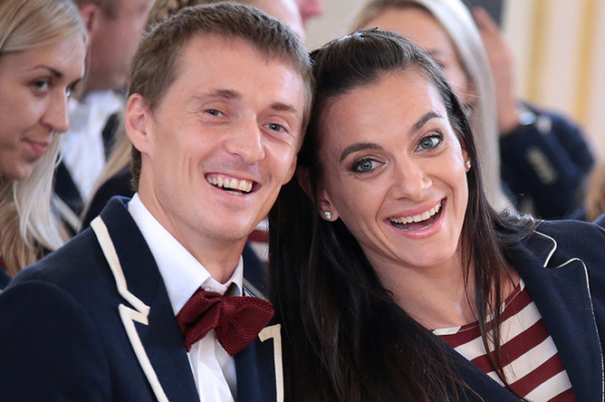 Российские спортсмены Дмитрий Ушаков и Елена Исинбаева во время встречи с Путиным