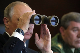 Владимир Путин во время инспекции действий вооружённых сил Союзного государства России и Белоруссии на основном этапе совместного стратегического учения «Запад-2017» на полигоне «Лужский»