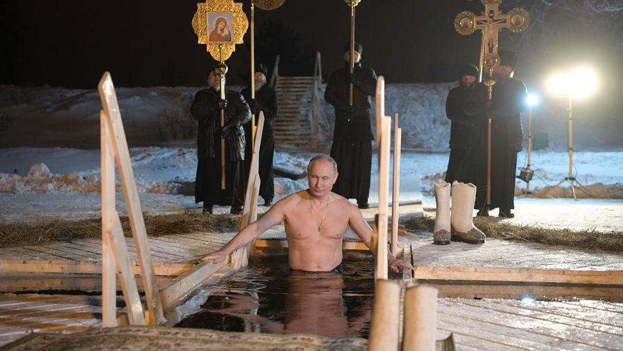 Президент России Владимир Путин в&nbsp;иордани во время крещенских купаний в&nbsp;мужском монастыре Нило-Столобенской пустыни на&nbsp;озере Селигер, 19 января 2018 года