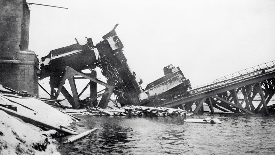 Разбитый железнодорожный состав на мосту, взорванном в годы Гражданской войны, ноябрь 1919 года