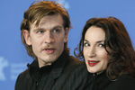 Гийом Депардье и французская актриса Жанна Балибар во время пресс-конференции фильма «Не трогай топор» на 57-м кинофестивале «Берлинале» в Берлине, 2007 год
