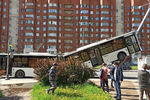 Пассажирский автобус, врезавшийся в столб на Ленинском проспекте в Санкт-Петербурге, 27 мая 2021 года 