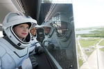 Члены гражданского экипажа Хейли Арсено и Сиан Проктор перед запуском в космос на корабле SpaceX Crew Dragon Resilience