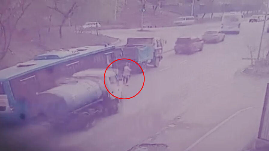 Во Владивостоке грузовик сбил девушку, которую водитель автобуса высадил на проезжей части