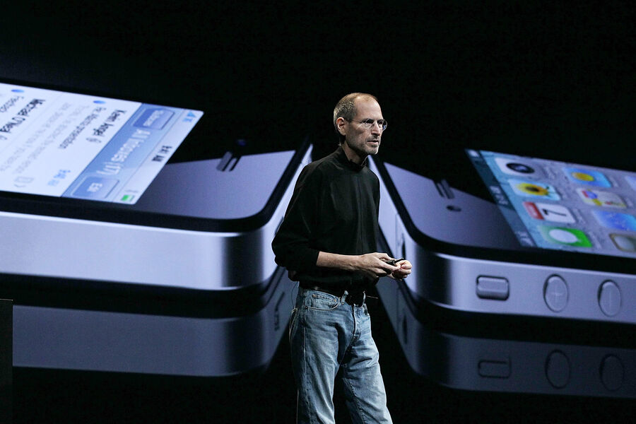 Стив Джобс анонсирует новый iPhone 4, выступая с&nbsp;приветственной речью на&nbsp;Всемирной конференции разработчиков Apple 2010&nbsp;в&nbsp;Сан-Франциско, 7&nbsp;июня 2010&nbsp;года