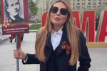 Актриса Наталья Бочкарева участвует в акции Бессмертный полк, 9 мая 2025 года
