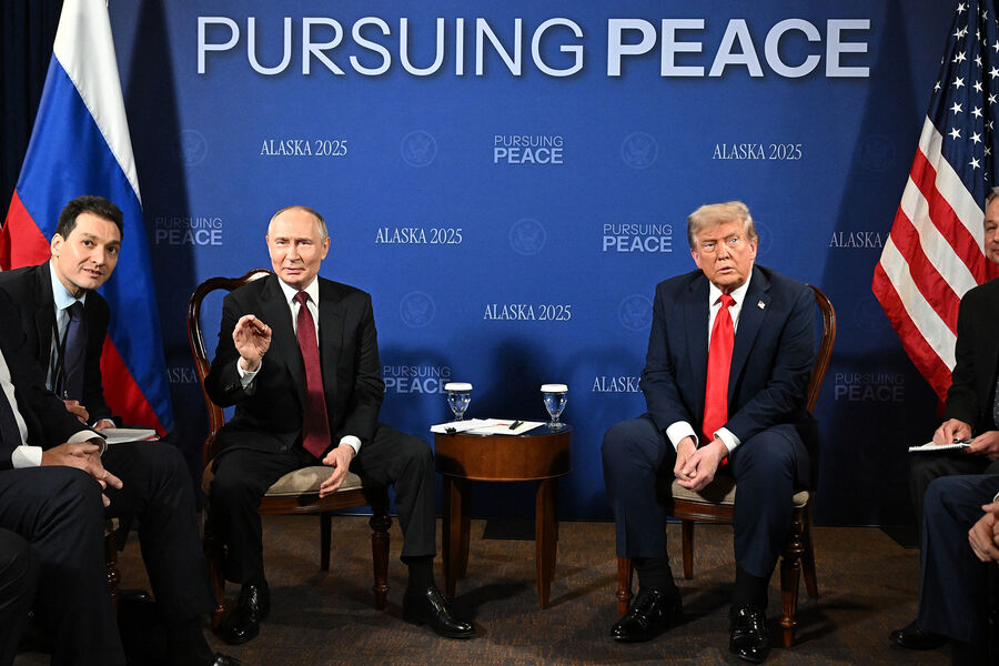 Президент РФ Владимир Путин и президент США Дональд Трамп во время переговоров в&nbsp;узком составе на&nbsp;Аляске, 15&nbsp;августа 2025&nbsp;года