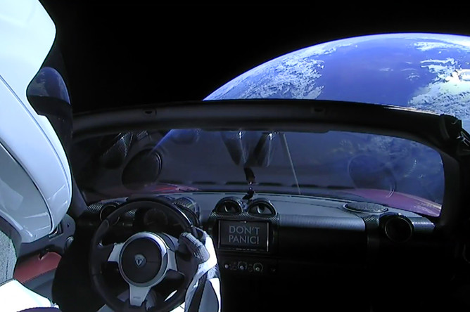 Прямая трансляция из электромобиля Илона Маска Tesla Roadster на орбите Земли после запуска ракеты Falcon Heavy с мыса Канаверал во Флориде, 6 февраля 2018 года