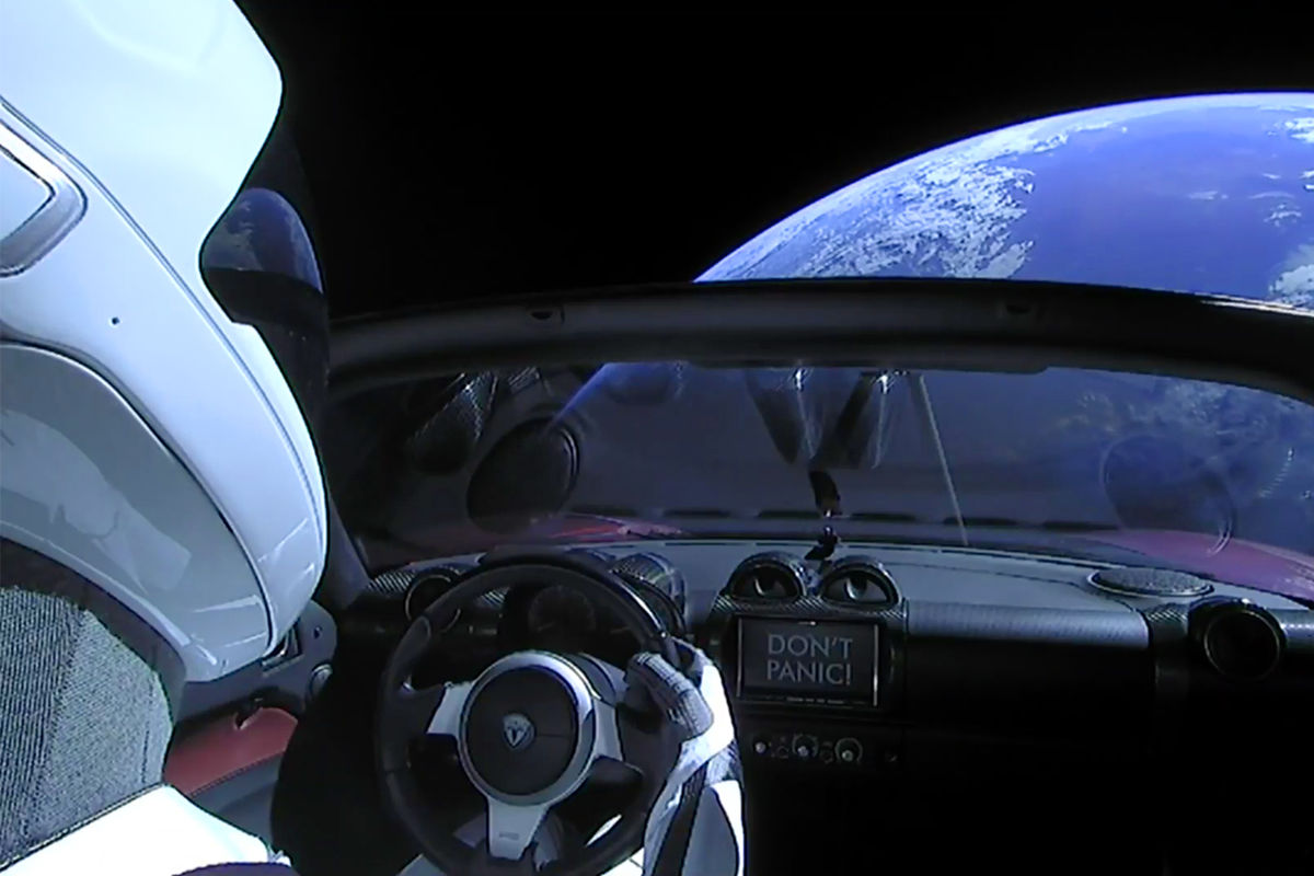 Прямая трансляция из электромобиля Илона Маска Tesla Roadster на орбите Земли после запуска ракеты Falcon Heavy с мыса Канаверал во Флориде, 6 февраля 2018 года