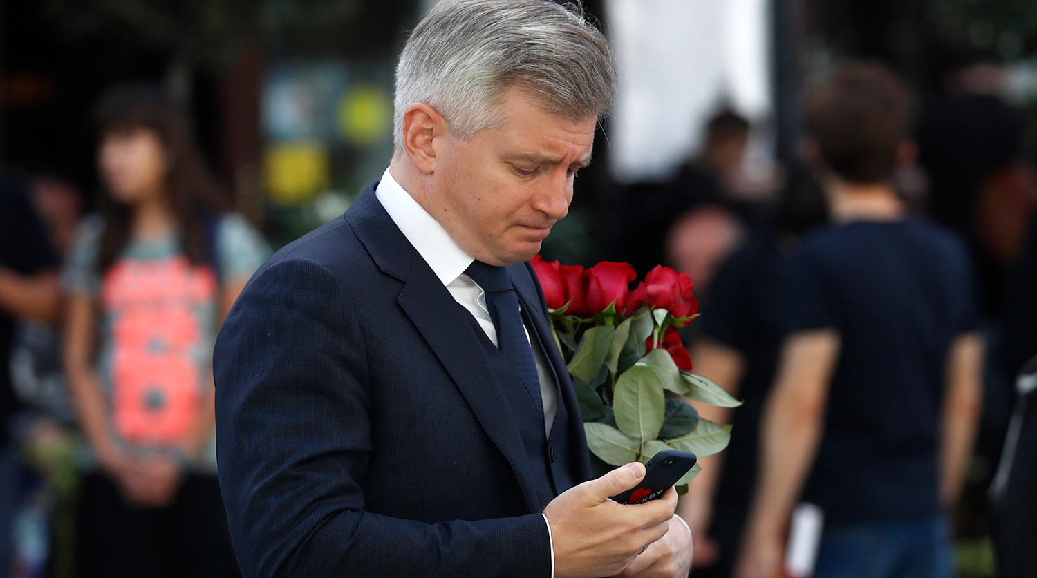 Руководитель Департамента культуры города Москвы Александр Кибовский перед началом церемонии прощания с Дмитрием Брусникиным, 13 августа 2018 года