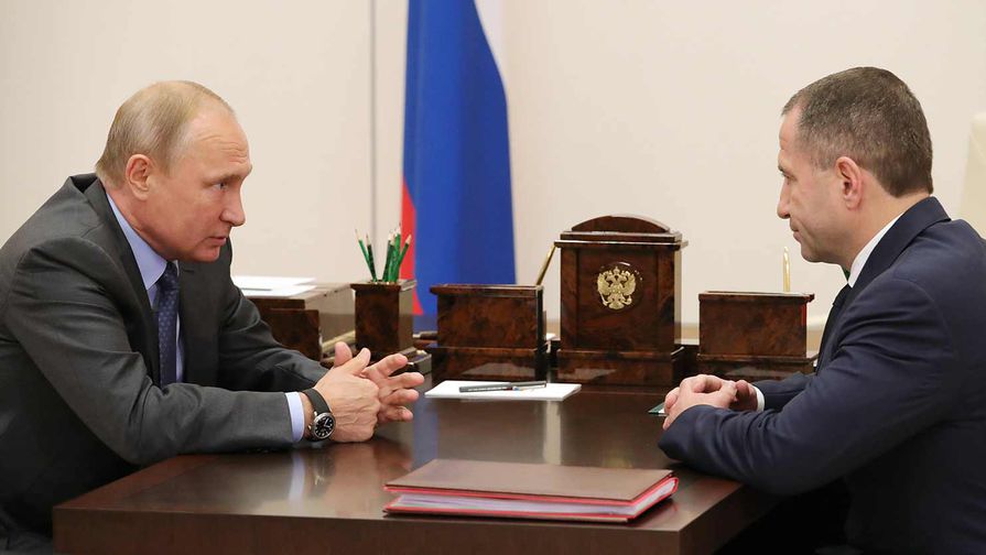 Владимир Путин и полномочный представитель президента России в Приволжском федеральном округе Михаил Бабич во время встречи в Ново-Огарево, 24 августа 2018 года