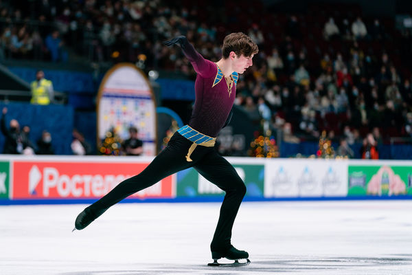 Марк Кондратюк выступает с короткой программой на чемпионате России — 2022
