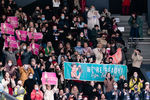 Фанаты и плакат в поддержку Елизаветы Туктамышевой во время произвольной программы на чемпионате России — 2022