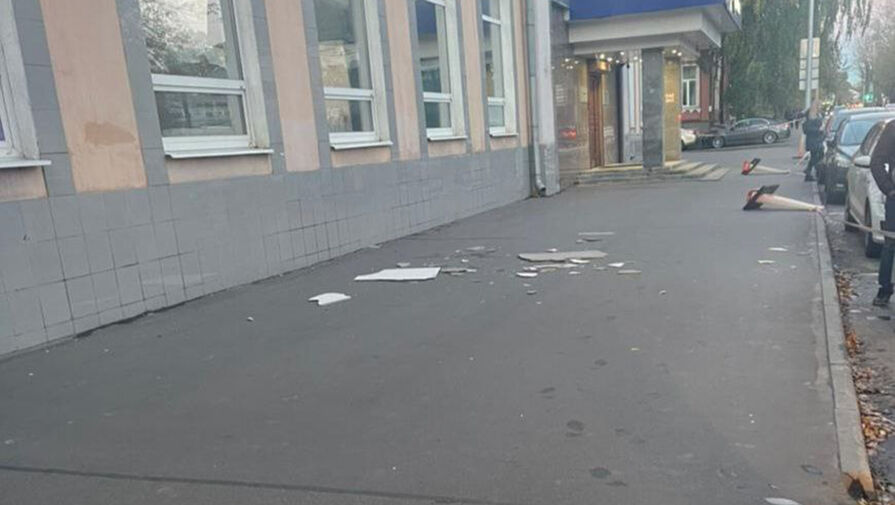 Фасадная плитка обрушилась на двоих девочек в Москве