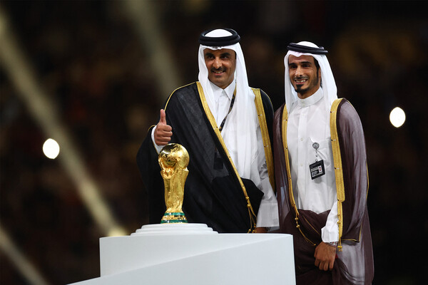 Эмир Катара шейх Тамим бин Хамад Аль Тани и кубок чемпионата мира во время церемонии награждения, 18&nbsp;декабря 2022&nbsp;года
