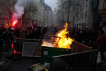 Горящие баррикады во время акции протеста в Париже, 14 апреля 2023 года