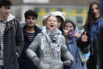 Экоактивистка Грета Тунберг (в центре) вместе с другими протестующими возле Вестминстерского мирового суда в Лондоне, 2 февраля 2024 года