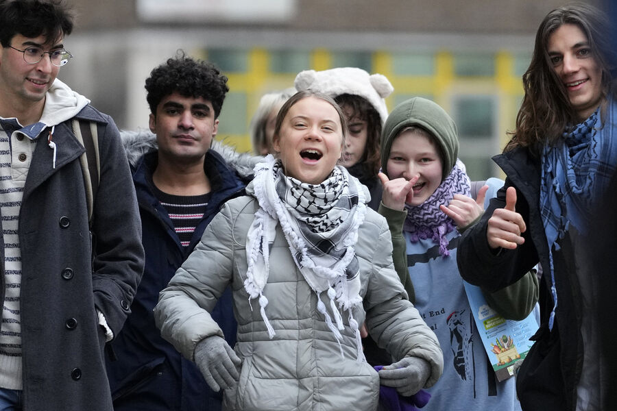 Экоактивистка Грета Тунберг (в центре) вместе с&nbsp;другими протестующими возле Вестминстерского мирового суда в&nbsp;Лондоне, 2&nbsp;февраля 2024&nbsp;года