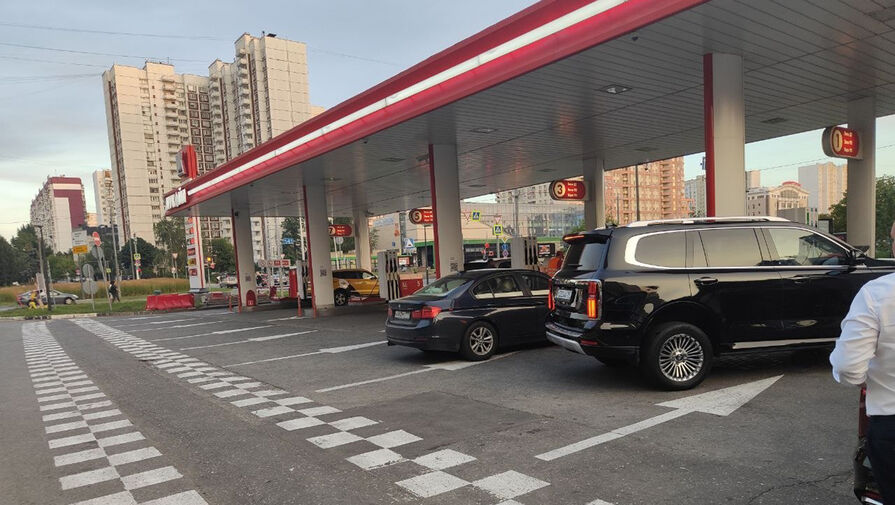 Московские водители перестали стоять в очередях на АЗС