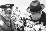 Юрий Гагарин и первый секретарь ЦК КПСС Никита Хрущев во время торжественной встречи в аэропорту, 14 апреля 1961 года