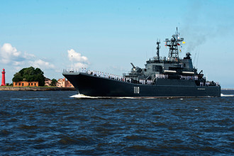 Корабль Военно-морских сил России большой десантный корабль «Александр Шабалин» во время парада в честь Дня Военно-Морского Флота России в Кронштадте, 30 июля 2017 года