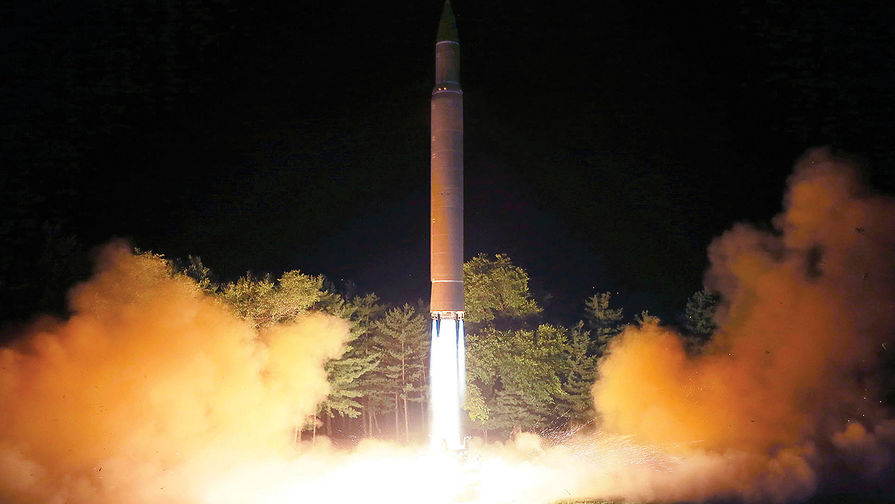 Запуск северокорейской баллистической ракеты «Хвасон-14». Фотография опубликована агентством ЦТАК 29 июля 2017 года