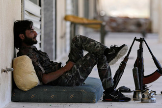 Ополченец Свободной армии Сирии (FSA) в городе Тадеф, 5 октября 2017 года