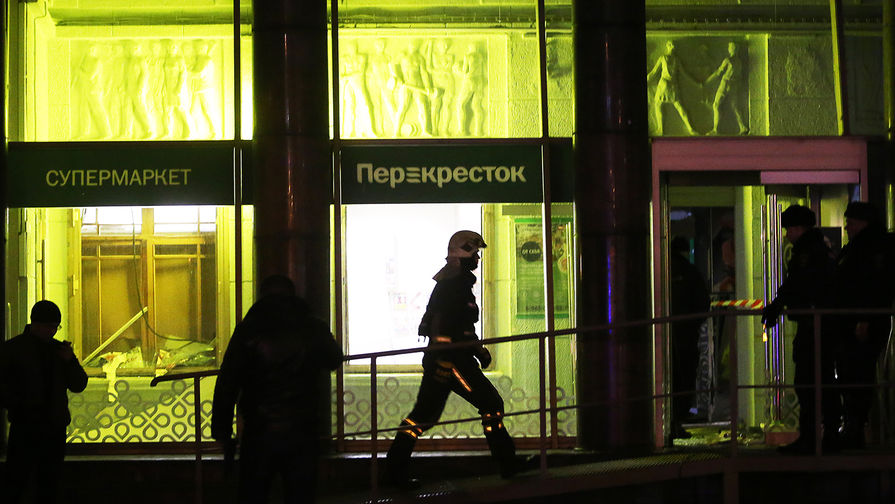 У супермаркета «Перекресток» на площади Калинина в Санкт-Петербурге, где произошел взрыв, 27 декабря 2017 года