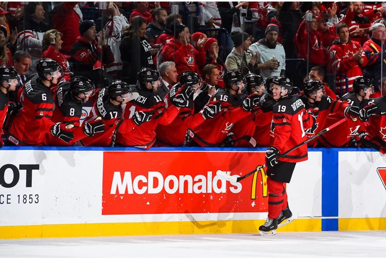 Хоккеисты молодежной сборной Канады отмечают заброшенную шайбу