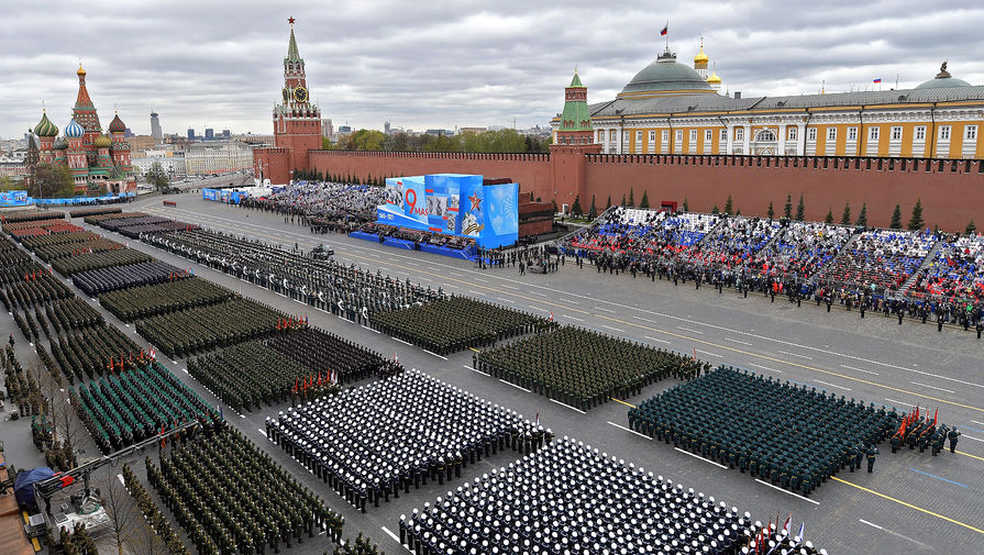 Военнослужещи от парадните екипажи на военен парад в чест на 76-годишнината от победата във Великата отечествена война в Москва, 9 май 2021 г.