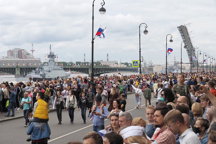 Зрители во время Главного военно-морского парада в честь Дня Военно-морского флота России в акватории Невы, 25 июля 2021 года