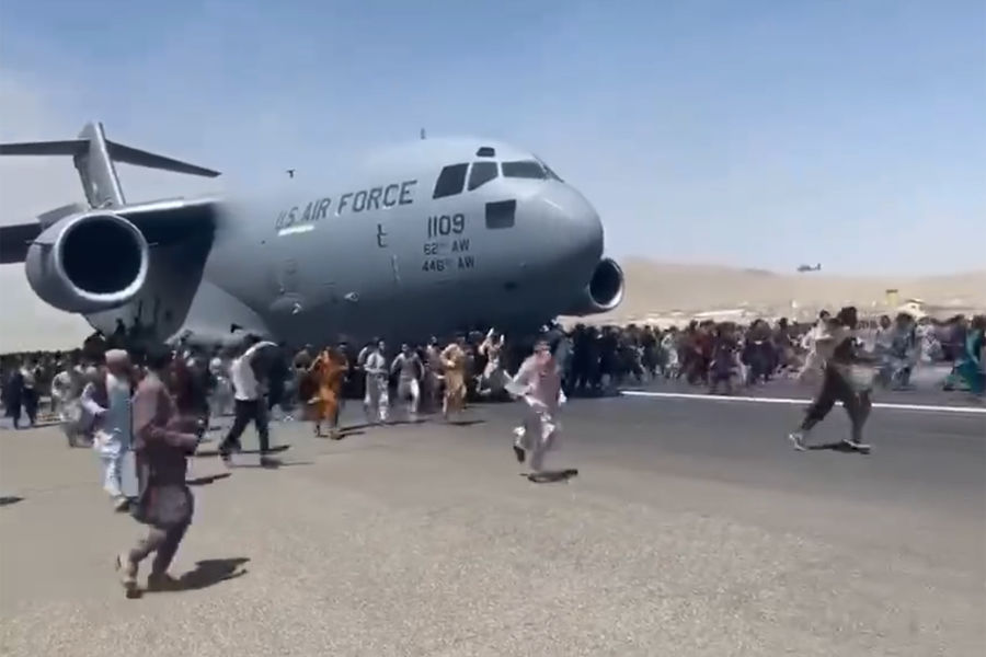 Люди бегут за&nbsp;взлетающим самолетом в&nbsp;международном аэропорту Кабула, 16 августа 2021 года (кадр из&nbsp;видео)