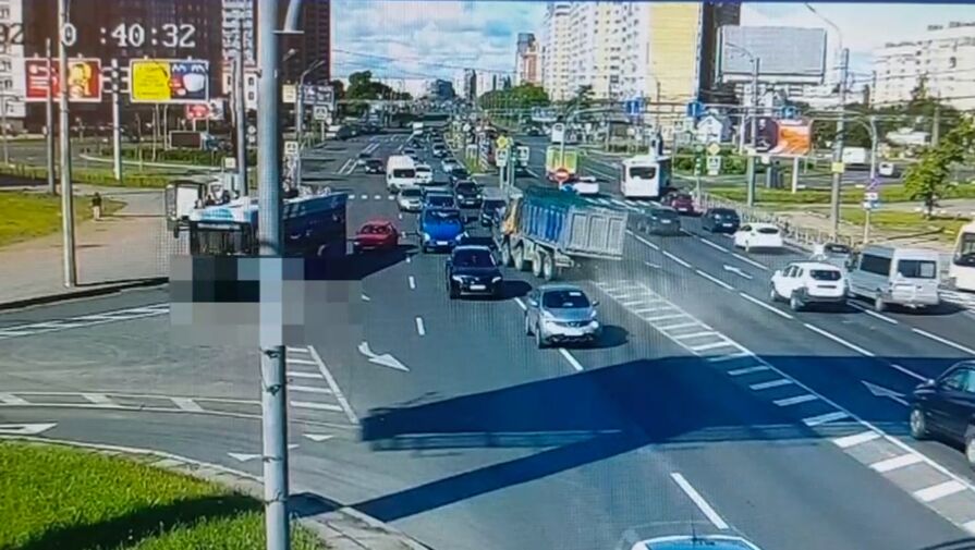 Опубликовано видео массового ДТП с самосвалом в Санкт-Петербурге