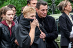 Губернатор Вологодской области Георгий Филимонов и мать экс-министра транспорта РФ Романа Старовойта Лариса Старовойт (справа налево на первом плане) перед началом церемонии захоронения бывшего министра транспорта РФ Романа Старовойта на Смоленском кладбище в Санкт-Петербурге, 11 июля 2025 года 