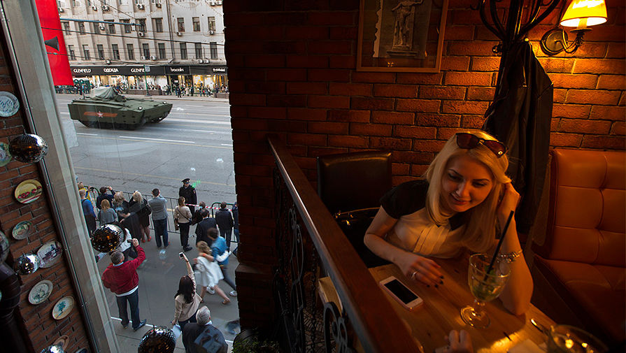 Кафе на Тверской улице во время репетиции военного парада в центре Москвы